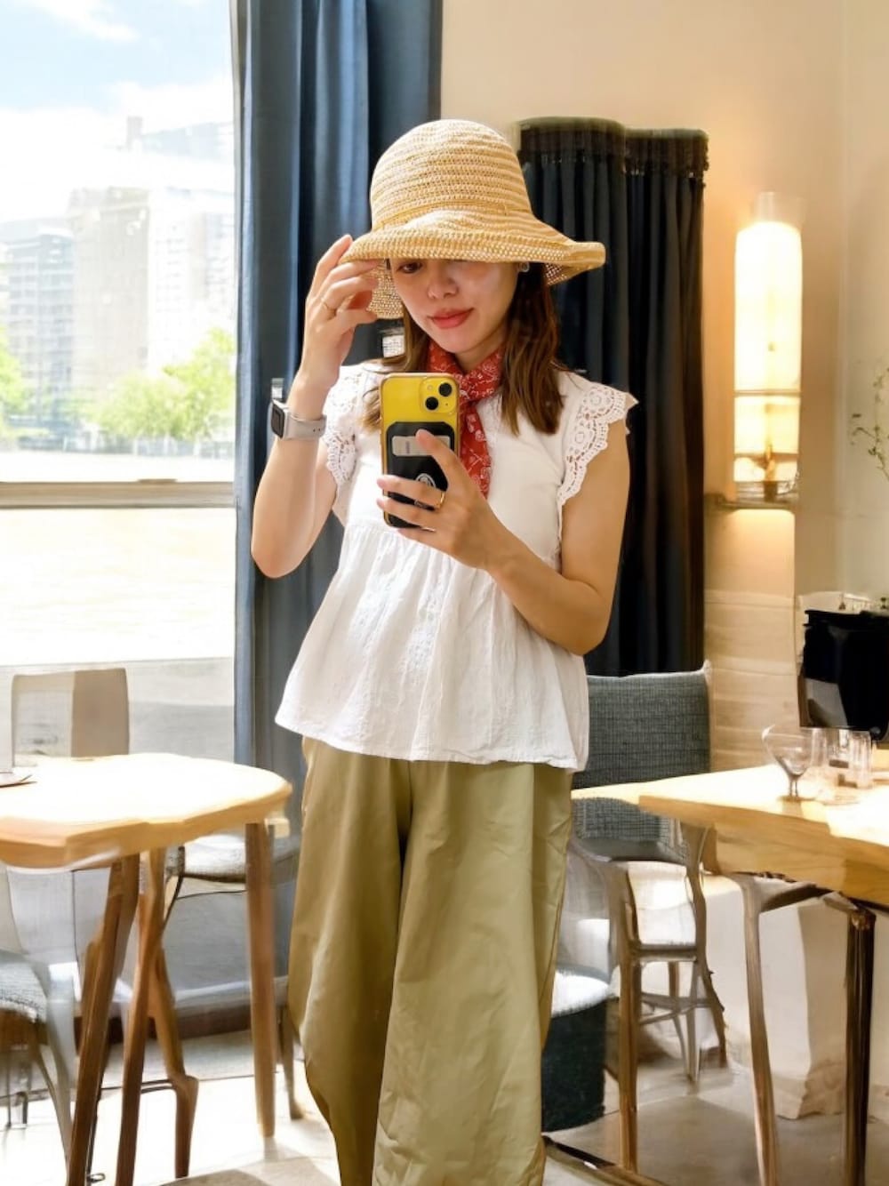 「タンクトップ、ノースリーブ、白Tシャツ、大人カジュアルコーデ、パンツスタイル、淡色コーデ、フリルブラウス、むぎわら帽子、スカーフ、バンダナ」｜「LEPSIMの【選べる丈】イージーコクーンパンツ　323755（その他パンツ、グリーン系）」を使った、でつさん（レディース・152cm）の夏コーディネートの1枚目の写真