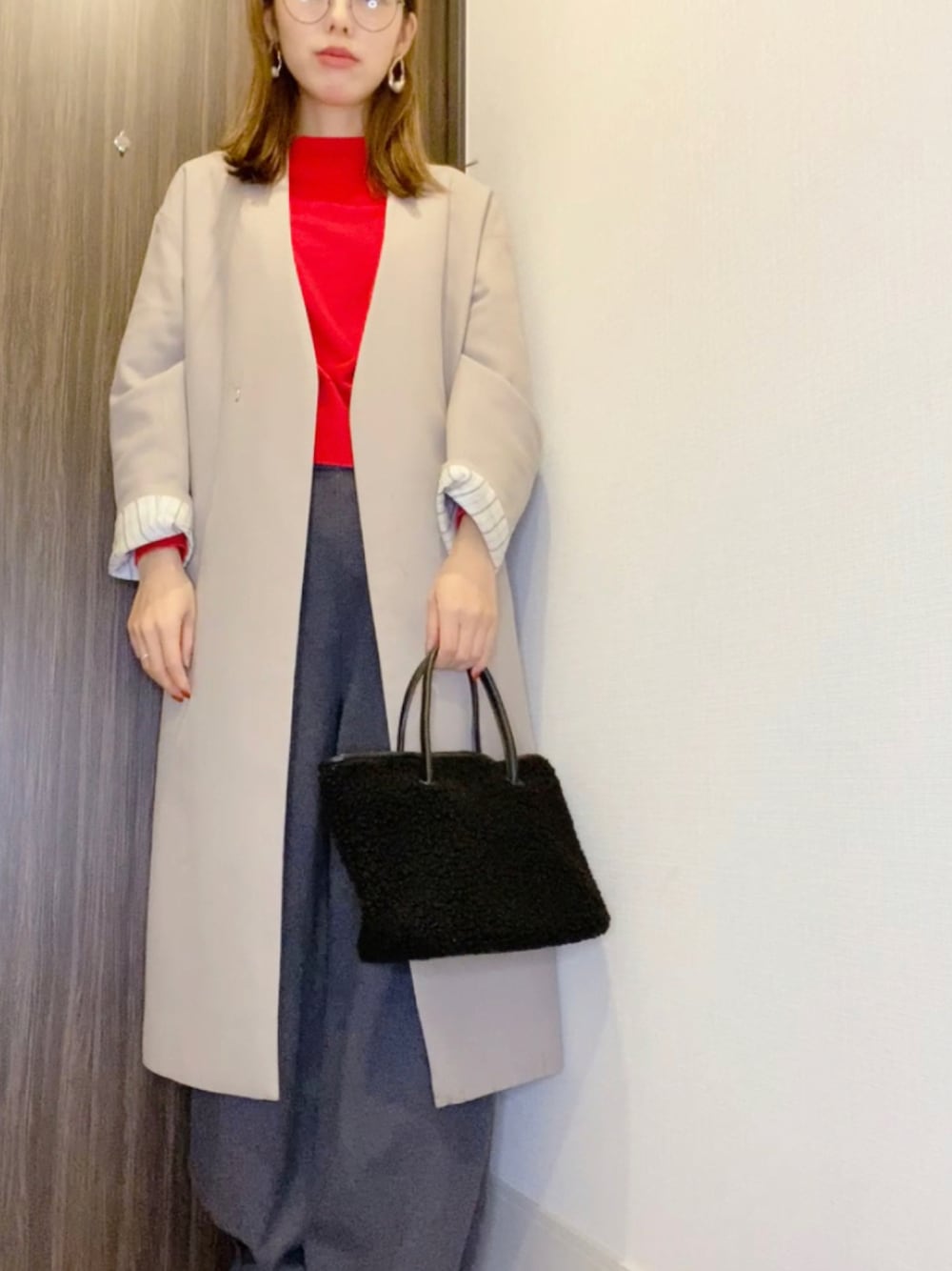 「シンプルコーデ、ootd、ベージュ、赤ニット、ロングコート、モノトーンコーデ、メガネ女子、メガネコーデ、めがね、小柄、クリスマスに着たい服」｜「green label relaxingのアイテム（ノーカラーコート、ベージュ系）」を使った、でつさん（レディース・152cm）の冬コーディネートの1枚目の写真