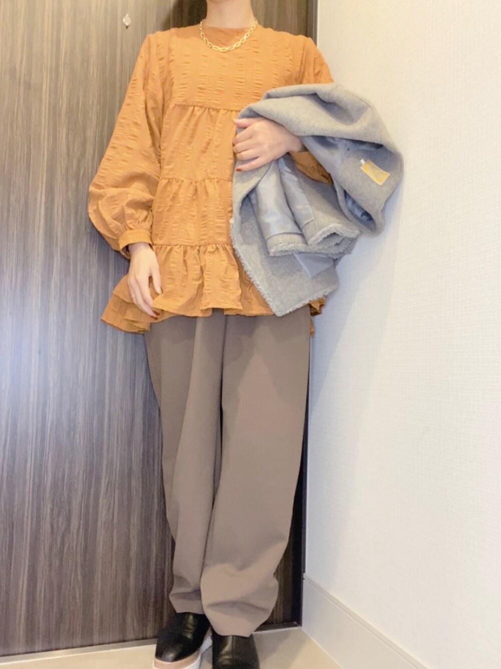 「オトナカジュアル、おしゃれさんと繋がりたい、パンツスタイル、オトナカワイイ、低身長コーデ、ゆるコーデ、秋冬コーデ、ブーツ、オレンジコーデ、小柄女子」｜「BEAMSのアイテム（ノーカラーコート、グレー系）」を使った、でつさん（レディース・152cm）の冬コーディネートの1枚目の写真