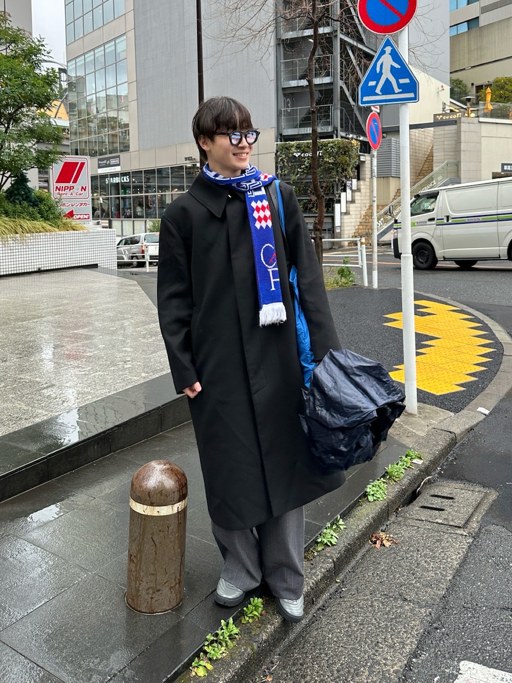 【Toteme】ネイビー ピンストライプトラウザーズ 送料関税込 TOTEME Tailored Pinstriped Trousers | Blue | FARFETCH TW