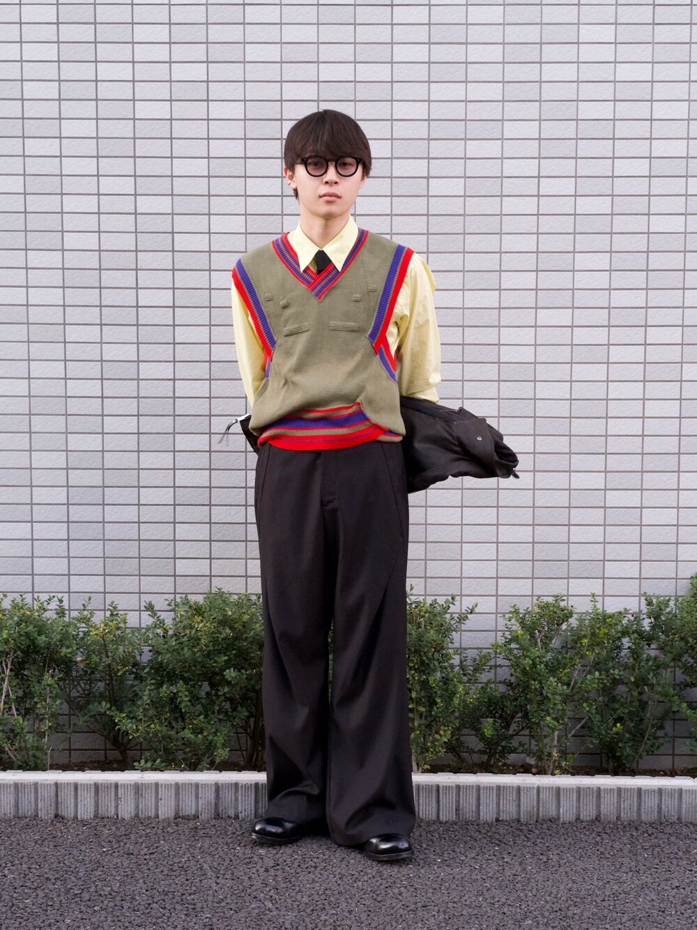 「クリスマスに着たい服、今日のコーデ、シンプル、革靴、フレアパンツ、古着コーデ、古着MIX、サングラス、スラックス、キレイめ、ベスト、モード、韓国ファッション」｜「KIKO KOSTADINOVのアイテム（ベスト、その他）」を使った、yamadaさん（メンズ・170cm）の冬コーディネートの1枚目の写真