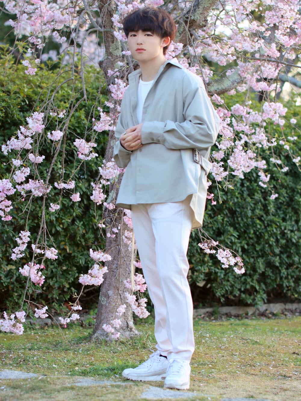 「はじめましてコーデ、きれいめカジュアル、桜、春コーデ、爽やかコーデ、シャツスタイル、スラックス、ADRER、MONO-MART、NIKE、おしゃれさんと繋がりたい、いいね、save、フォローお願いします🤑、低身長」｜「ADRERのSpecial gimmick shirt/スペシャルギミックシャツ（シャツ/ブラウス、ベージュ系）」を使った、なおちゃん🇰🇷低身長さん（メンズ・159cm）の春コーディネートの1枚目の写真