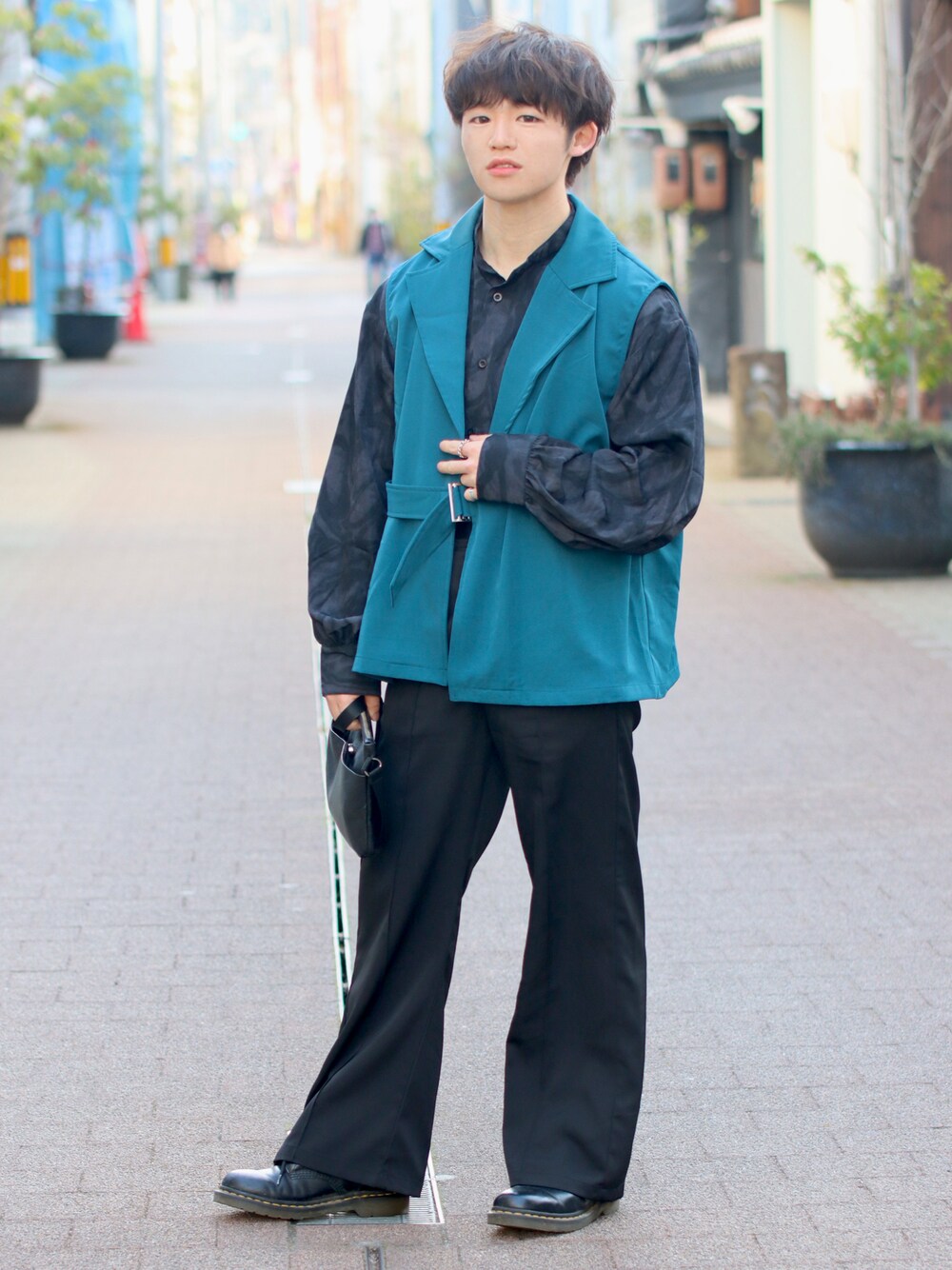 「モード、はじめましてコーデ、きれいめカジュアル、ジレ、ブラック、Ellno Loset、Dr.Martens、おしゃれさんと繋がりたい、いいね、save、フォローお願いします🤑、低身長」｜「Ellno Losetのセンターシームフレアパンツ（セットアップ対応）（スラックス、ブラック系）」を使った、なおちゃん🇰🇷低身長さん（メンズ・159cm）の春コーディネートの1枚目の写真