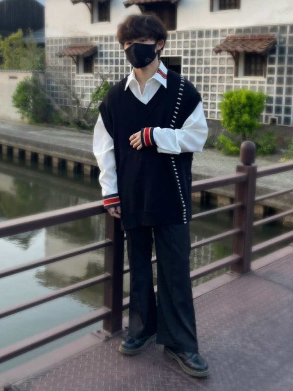 「ブーツ、春コーデ、モード、モノトーン、ジェンダーレス、韓国ファッション、Ellno Loset、romanticcrown、Dr.Martens、おしゃれさんと繋がりたい、いいね、save、フォローお願いします🤑、低身長」｜「Ellno Losetのハンドステッチニットベスト（ベスト、ブラック系）」を使った、なおちゃん🇰🇷低身長さん（メンズ・159cm）の春コーディネートの1枚目の写真