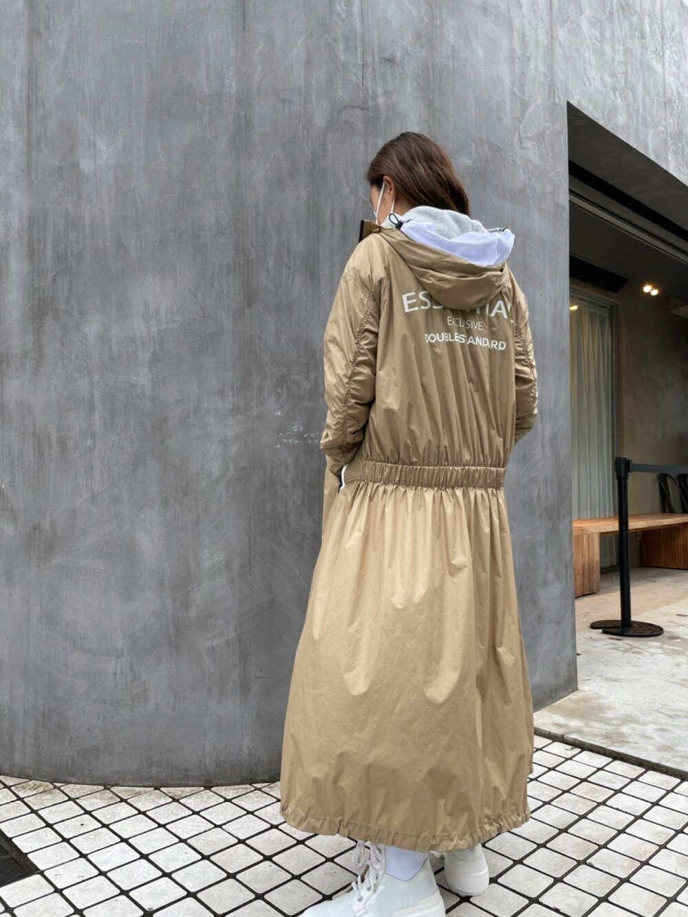 「セットアップ、ブーツ、シンプル、ホワイト、ベージュ、冬コーデ、大人カジュアル、スポーツミックス、休日スタイル、メンズライク、ラフ、休日コーデ、ootd、スポーティ、レインコート」｜「ESSENTIALのロングレインコート（その他アウター、ベージュ系）」を使った、DOUBLE STANDARD CLOTHING Staffさん（レディース・163cm）の秋コーディネートの1枚目の写真