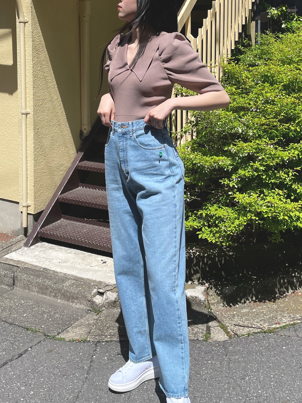 「韓国ファッション、夏、オトナカジュアル、デニムコーデ、シンプル、華奢見え、パフスリーブニット、デニムっていいよね、ダブスタ」｜「DOUBLE STANDARD CLOTHINGのストレートデニムパンツ（デニムパンツ、ブルー系）」を使った、DOUBLE STANDARD CLOTHING Staffさん（レディース・168cm）の夏コーディネートの1枚目の写真