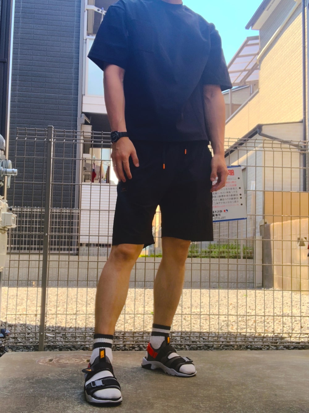 「全身黒コーデ、なつこーで、お洒落さんとつながりたい、筋肉質コーデ、筋トレ、筋トレ好きと繋がりたい、フォローお願いします」｜「UNIQLOのパイルストライプハーフソックス（ソックス/靴下、ホワイト系）」を使った、てぃむさん（メンズ・182cm）の夏コーディネートの1枚目の写真