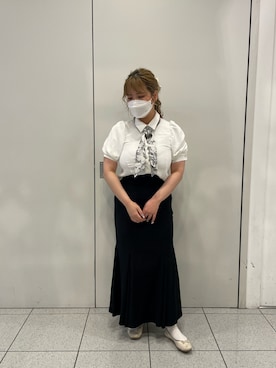 「one after another NICE CLAUP(ワンアフターアナザーナイスクラップ)の【取り外し可能】イニシャルロゴスカーフ付きブラウス(シャツ/ブラウス、ホワイト系)」を使った、sakata chisakiさん(レディース・157cm)の春コーディネート