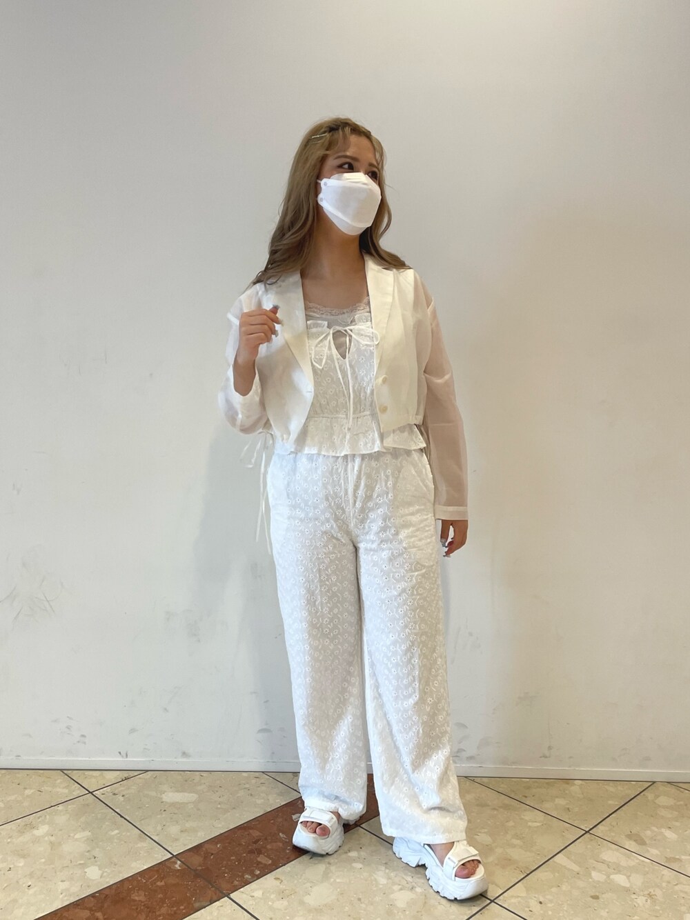 「ナイスクラップ、one after another NICE CLAUP、ロンパース、サロペット、ワントーンコーデ、オールホワイト、夏コーデ、Ｔシャツ」｜「one after another NICE CLAUPのフリルロンパース（サロペット/オーバーオール、ホワイト系）」を使った、sakata chisakiさん（レディース・157cm）の夏コーディネートの1枚目の写真