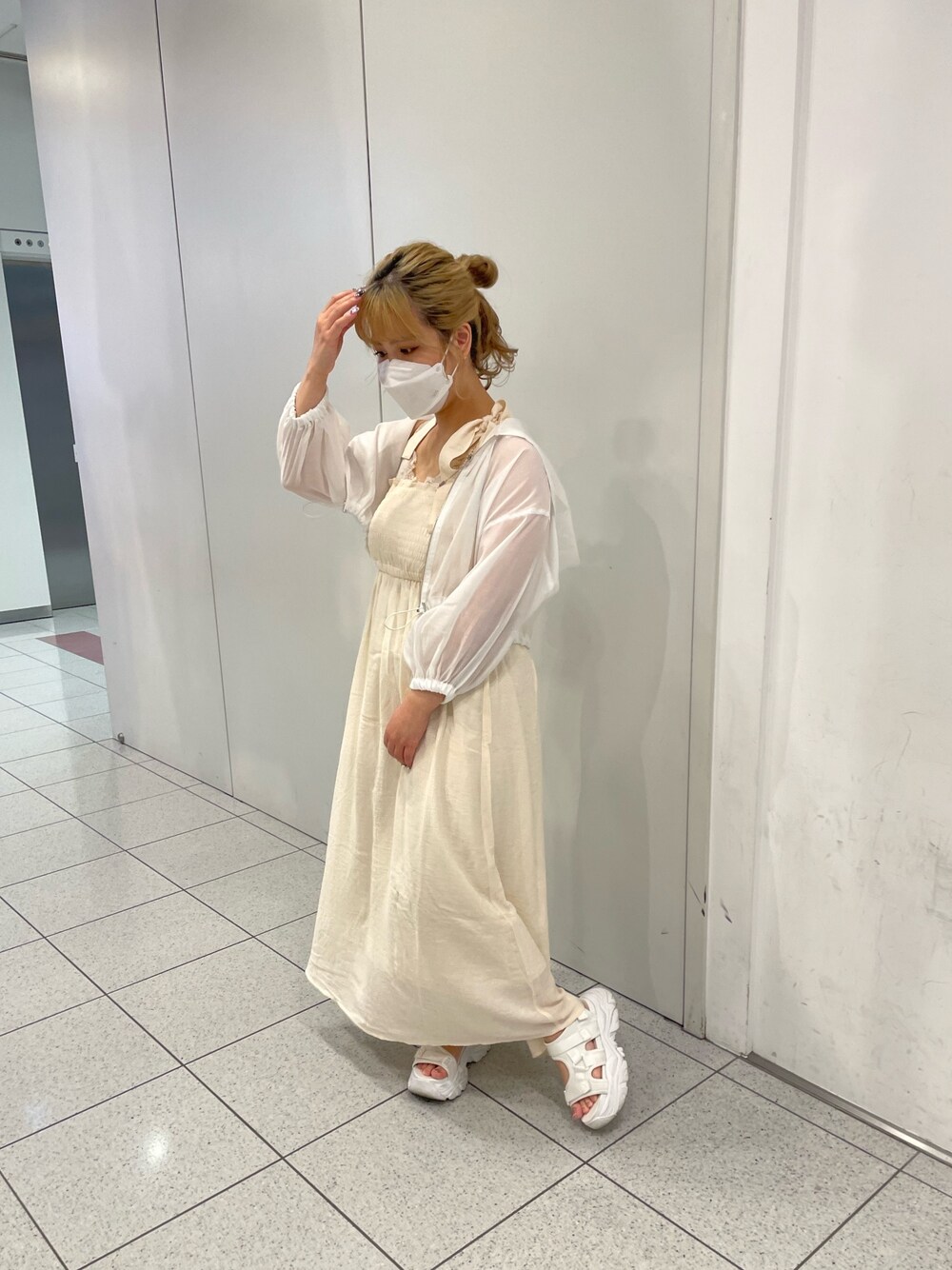 「ナイスクラップ、one after another NICE CLAUP、ワントーンコーデ、ワンピース、ワンピーススタイル、キャミワンピ」｜「one after another NICE CLAUPのシアーボリュームマウンテンパーカー（マウンテンパーカー、ホワイト系）」を使った、sakata chisakiさん（レディース・157cm）の夏コーディネートの1枚目の写真