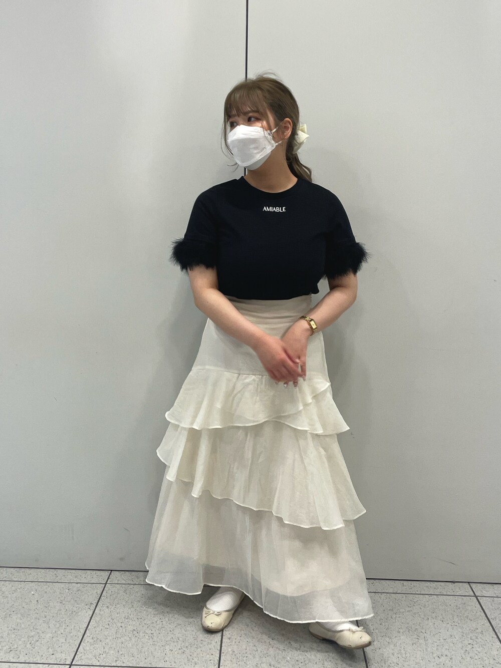 ブラック系のTシャツ/カットソー、ホワイト系のスカートを着用したレディースの春コーディネートの1枚目の写真