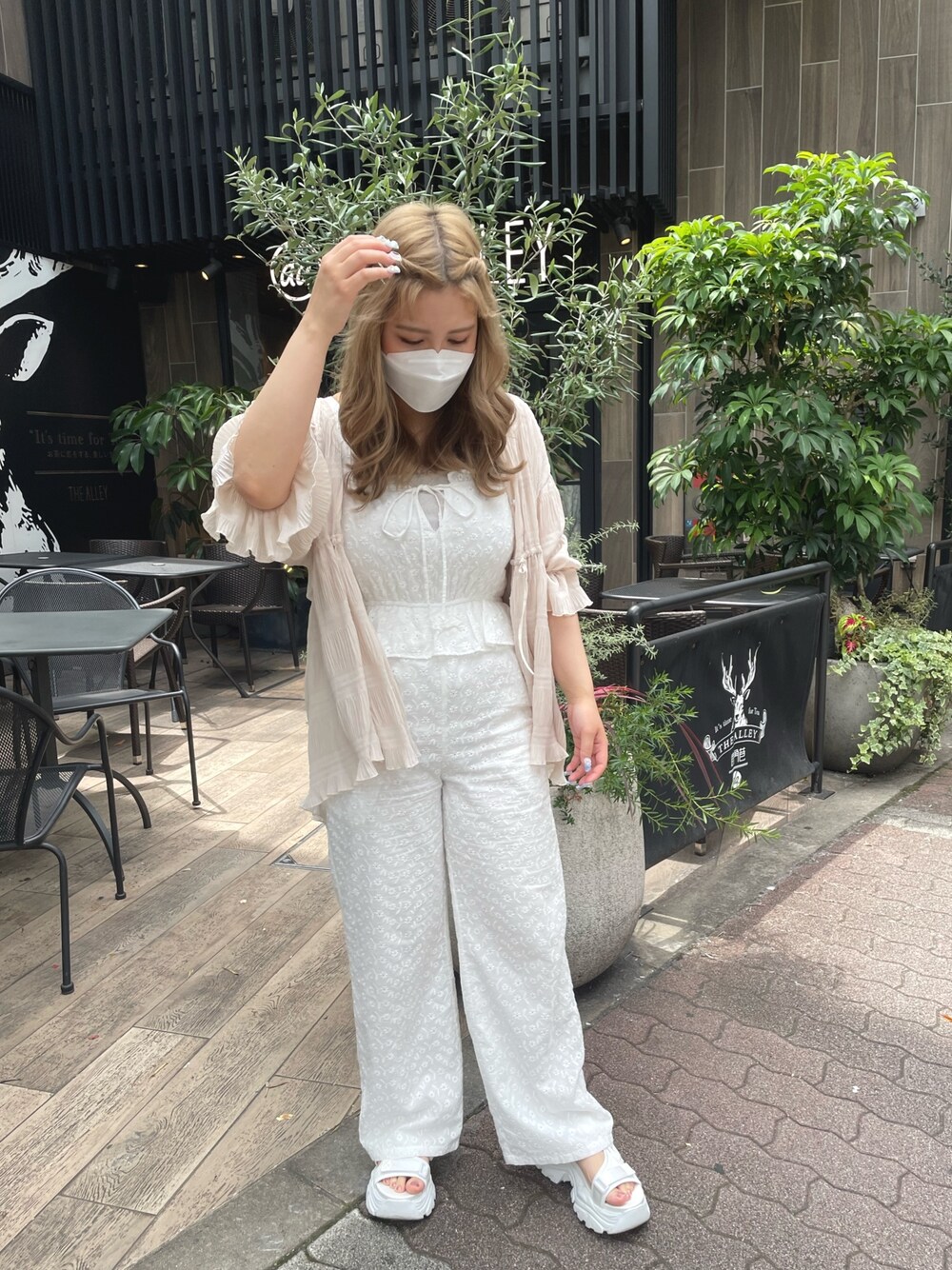 「ナイスクラップ、one after another NICE CLAUP、サロペット、ロンパース、このスタイルがお気に入り、オトナカジュアル、サンダルコーデ」｜「one after another NICE CLAUPのフリルロンパース（サロペット/オーバーオール、ホワイト系）」を使った、sakata chisakiさん（レディース・157cm）の夏コーディネートの1枚目の写真