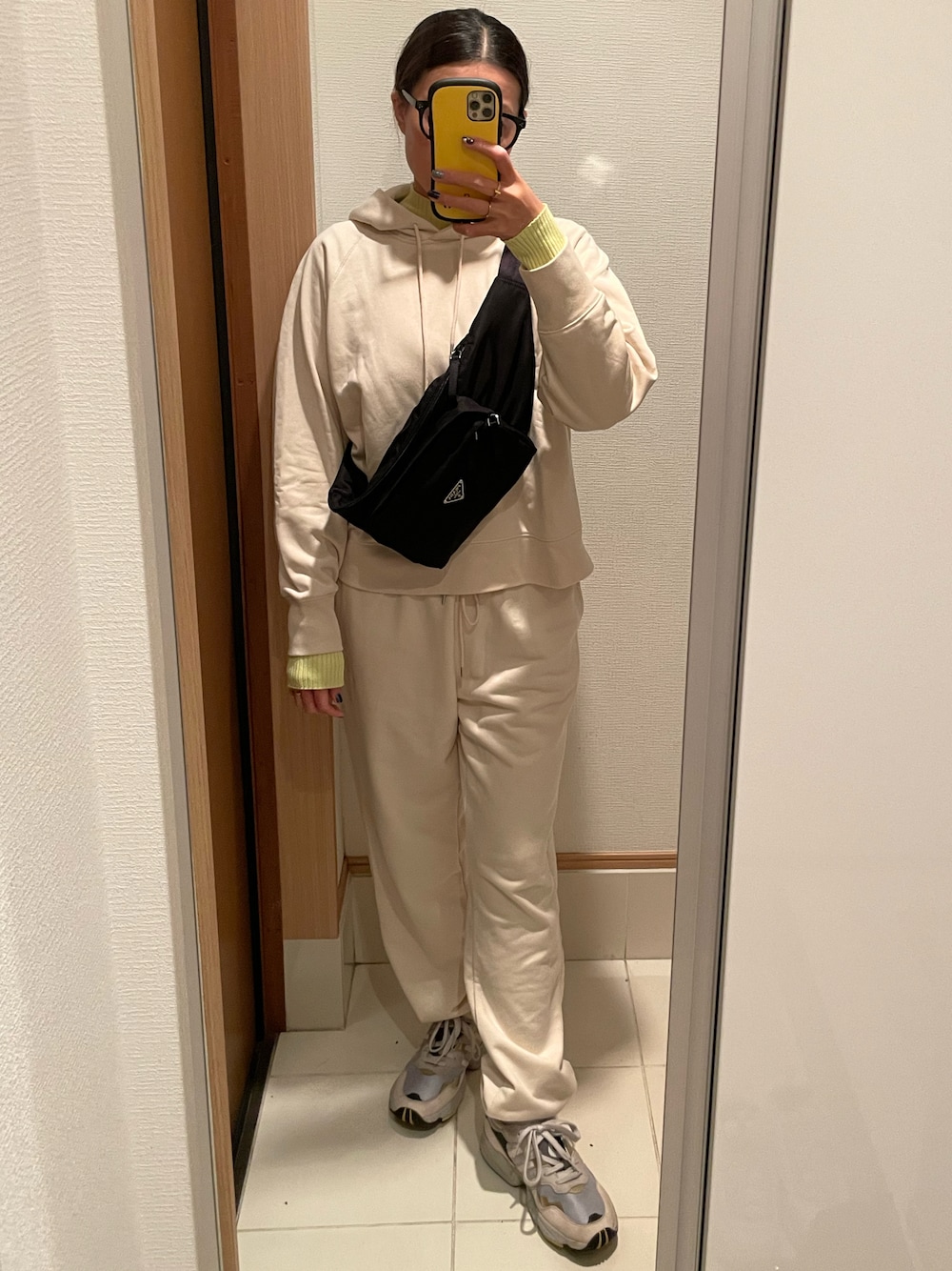 「スウェット、セットアップ、休日コーデ、ママコーデ」｜「UNIQLOのアイテム（スウェットパンツ、ホワイト系）」を使った、 charmyukaさん（レディース・158cm）の秋コーディネートの1枚目の写真
