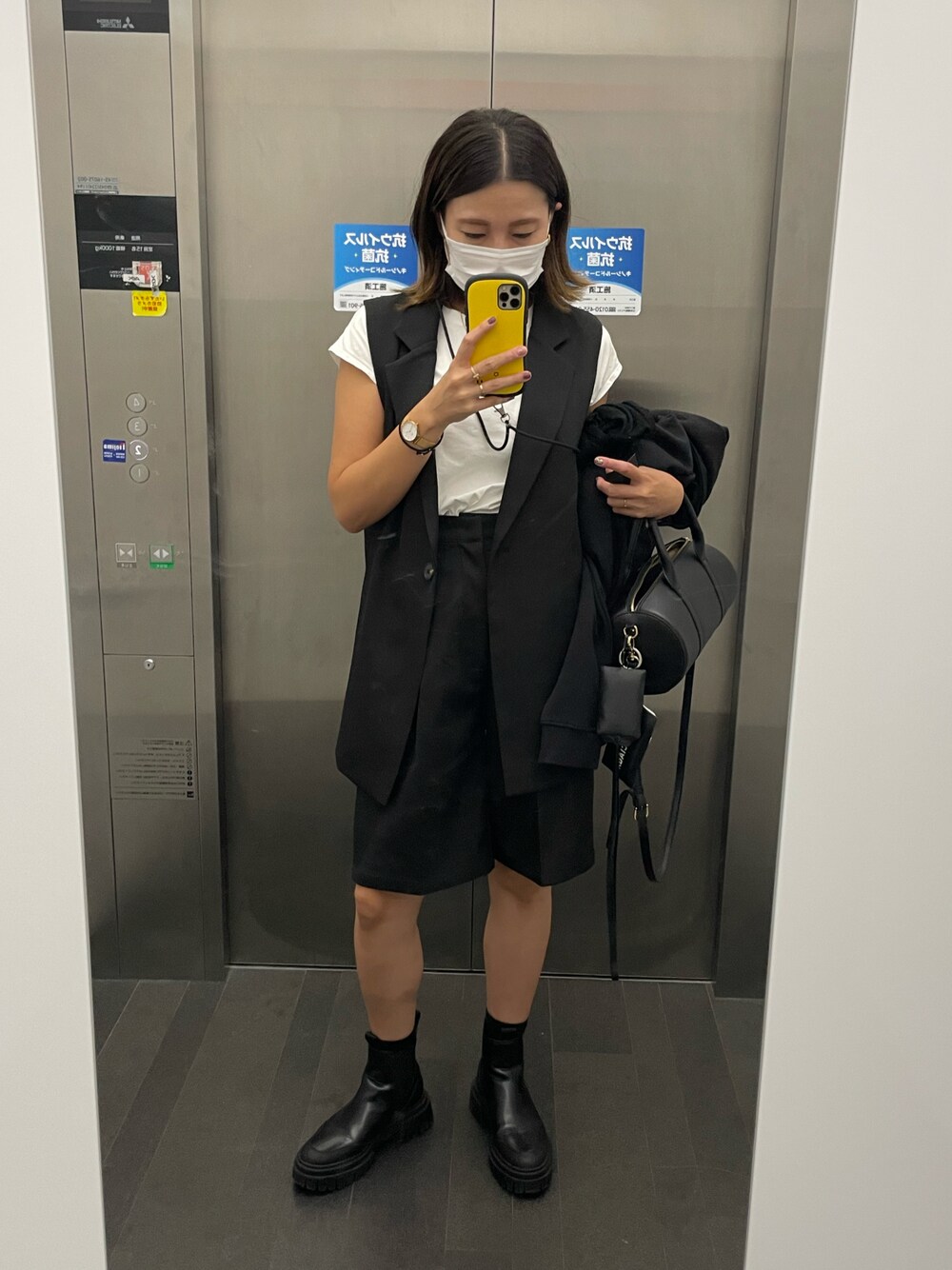 「秋コーデ、ベスト、セットアップ、ハーフパンツ、モノトーン」｜「ZARAのアイテム（Tシャツ/カットソー、ホワイト系）」を使った、 charmyukaさん（レディース・158cm）の秋コーディネートの1枚目の写真