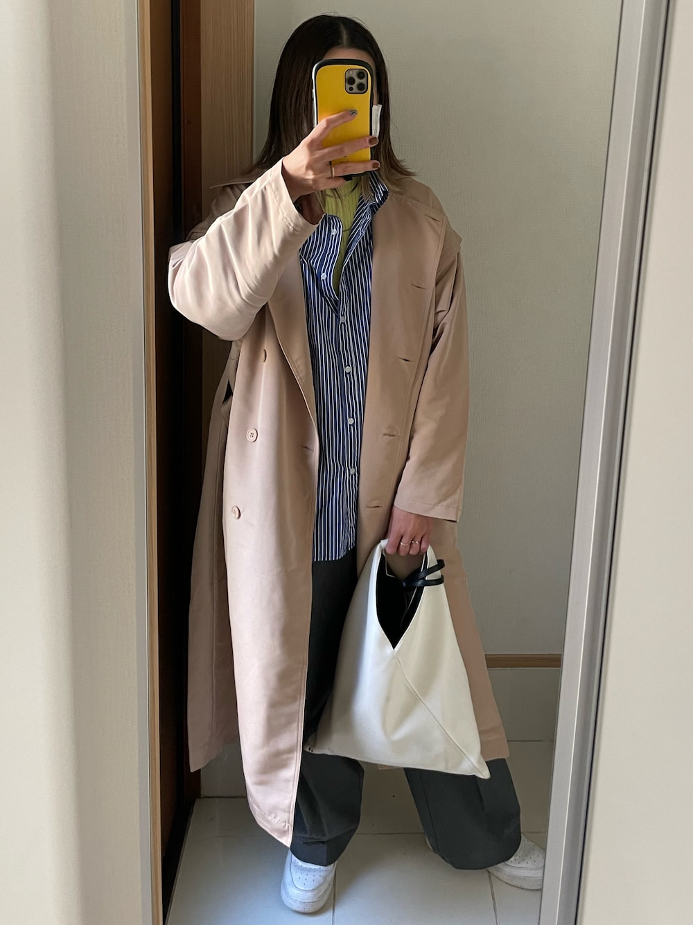 「カラー×コーデ、#パンツコーデ、シャツコーデ、カジュアルコーデ、AIR FORCE 1、ママコーデ」｜「Shelly islandのレギュラーカラーオーバーサイズシャツ（シャツ/ブラウス、ブルー系）」を使った、 charmyukaさん（レディース・158cm）の秋コーディネートの1枚目の写真