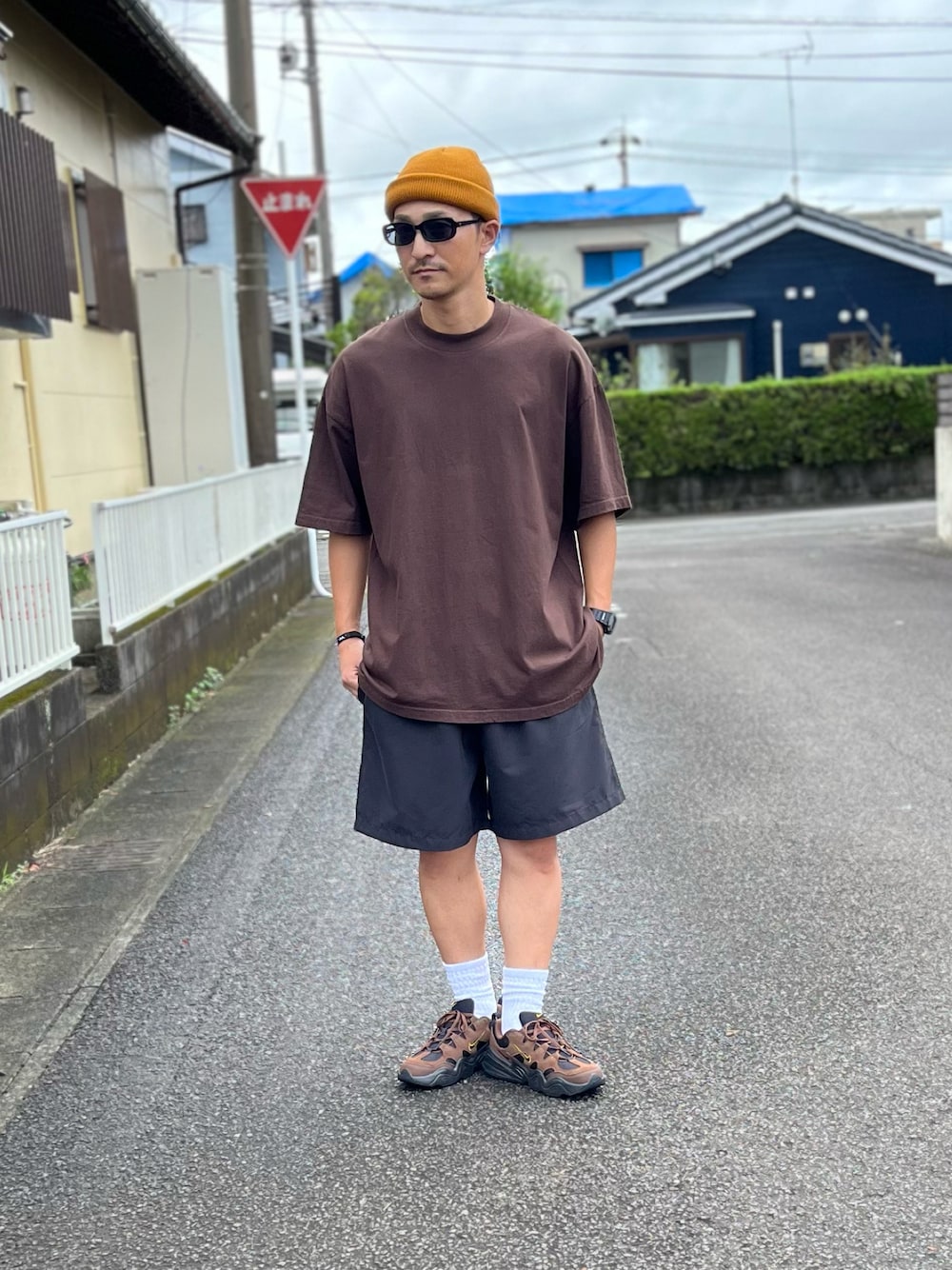 「カーキ、シンプルスタイル、お出かけコーデ、お洒落さんとつながりたい、おでかけコーデ、ストリート、スニーカー、休日スタイル、ラフ、プチプラ」｜「SPINNSのカラーニットキャップ（ニットキャップ/ビーニー、ブラック系）」を使った、Hiromu®︎さん（メンズ・174cm）の秋コーディネートの1枚目の写真