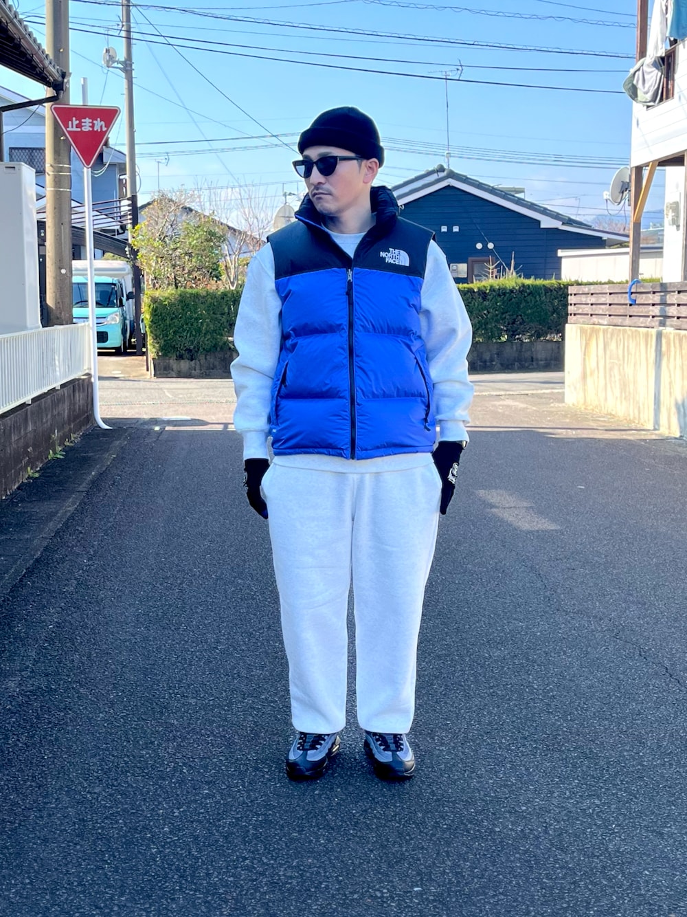 「冬のコーデ、今日のコーデ、シンプルコーデ、レイヤードスタイル、お洒落さんとつながりたい、大人コーデ、休日スタイル、スウェット、スウェットパンツ、ダウンベスト、ストリート、スニーカー」｜「SPINNSのカラーニット帽（ニットキャップ/ビーニー、ブラック系）」を使った、Hiromu®︎さん（メンズ・174cm）の冬コーディネートの1枚目の写真