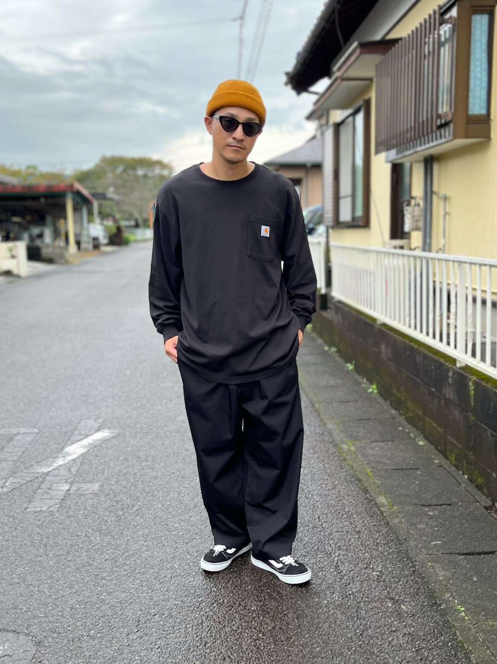 「秋コーデ、シンプルスタイル、メンズファッション、秋っぽコーデ更新中、ゆるコーデ、おしゃれさんと繋がりたい、ラフコーデ、秋服、ワークスタイル、ストリート、スニーカー、アメカジ」｜「SPINNSのカラーニットキャップ（ニットキャップ/ビーニー、ブラック系）」を使った、Hiromu®︎さん（メンズ・174cm）の秋コーディネートの1枚目の写真
