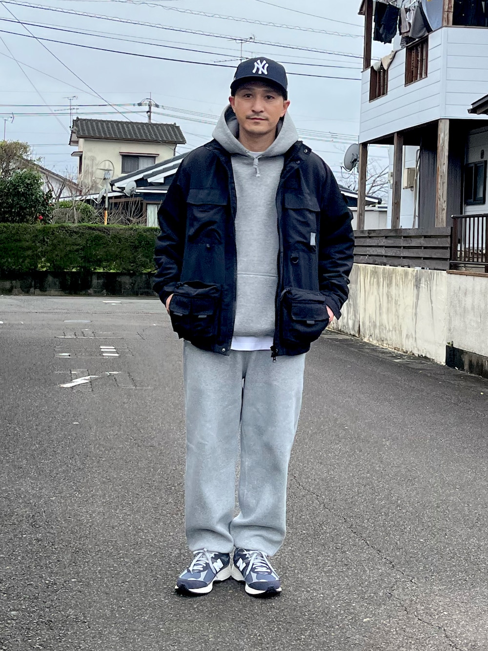 「カジュアルコーデ、シンプルコーデ、スニーカーコーデ、大人カジュアル、キャップ、服好きな人と繋がりたい、休日スタイル、シンプル、いいね、save、フォローお願いします🤑、ファッションを楽しもう、セットアップ、スウェット、リラックススタイル、スニーカー、ストリート」｜「NEW ERAのニューエラ キャップ 59FIFTY オーセンティック フラットバイザーMLB（キャップ、ブラック系）」を使った、Hiromu®︎さん（メンズ・174cm）の冬コーディネートの1枚目の写真