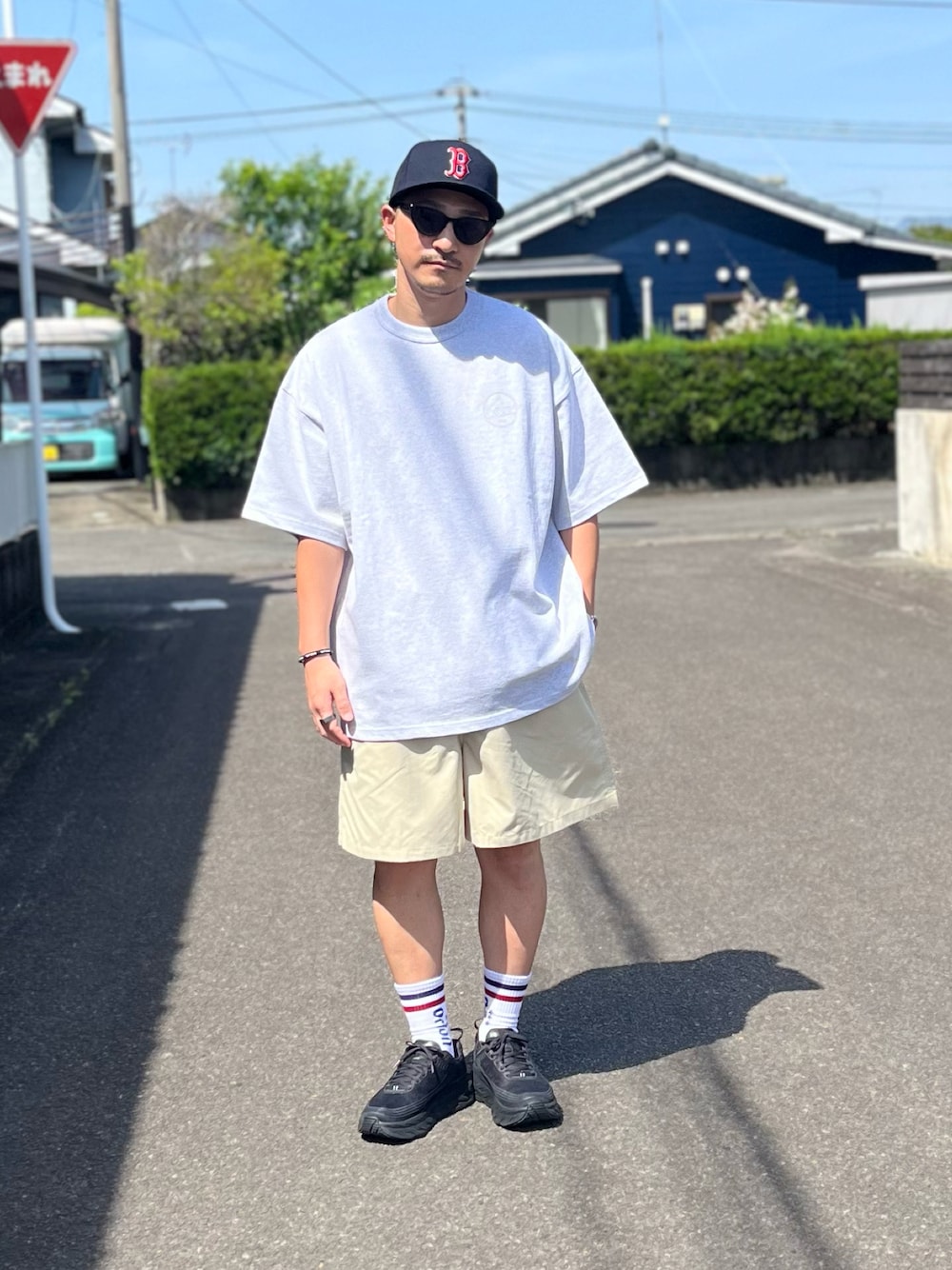 「最近のいい感じコーデ、大人コーデ、シンプル、ゆるコーデ、夏コーデ、ハーフパンツ、スニーカー、休日コーデ、ショーツ、ストリート、オーバーサイズ」｜「NEW ERAのニューエラ キャップ 59FIFTY オーセンティック フラットバイザーMLB（キャップ、ブラック系）」を使った、Hiromu®︎さん（メンズ・174cm）の春コーディネートの1枚目の写真