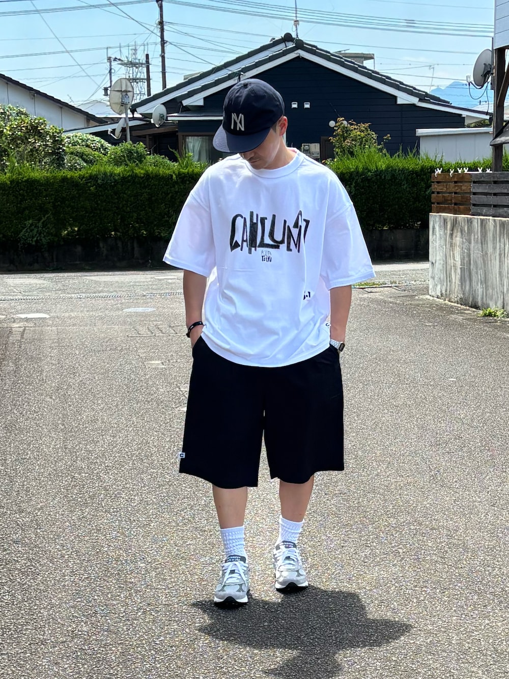ホワイト系のTシャツ/カットソー、ブルー系のその他パンツ、グレー系のスニーカーを着用したメンズの夏コーディネートの1枚目の写真