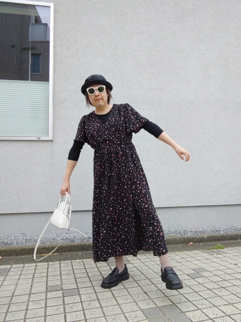 「カジュアルコーデ、シンプル、カシュクールワンピース、花柄ワンピース、バケットハット、ローファー、厚底ローファー、小花柄ワンピース」｜「GUのアイテム（ワンピース、ブラック系）」を使った、hiro_tさん（メンズ・160cm）の春コーディネートの1枚目の写真