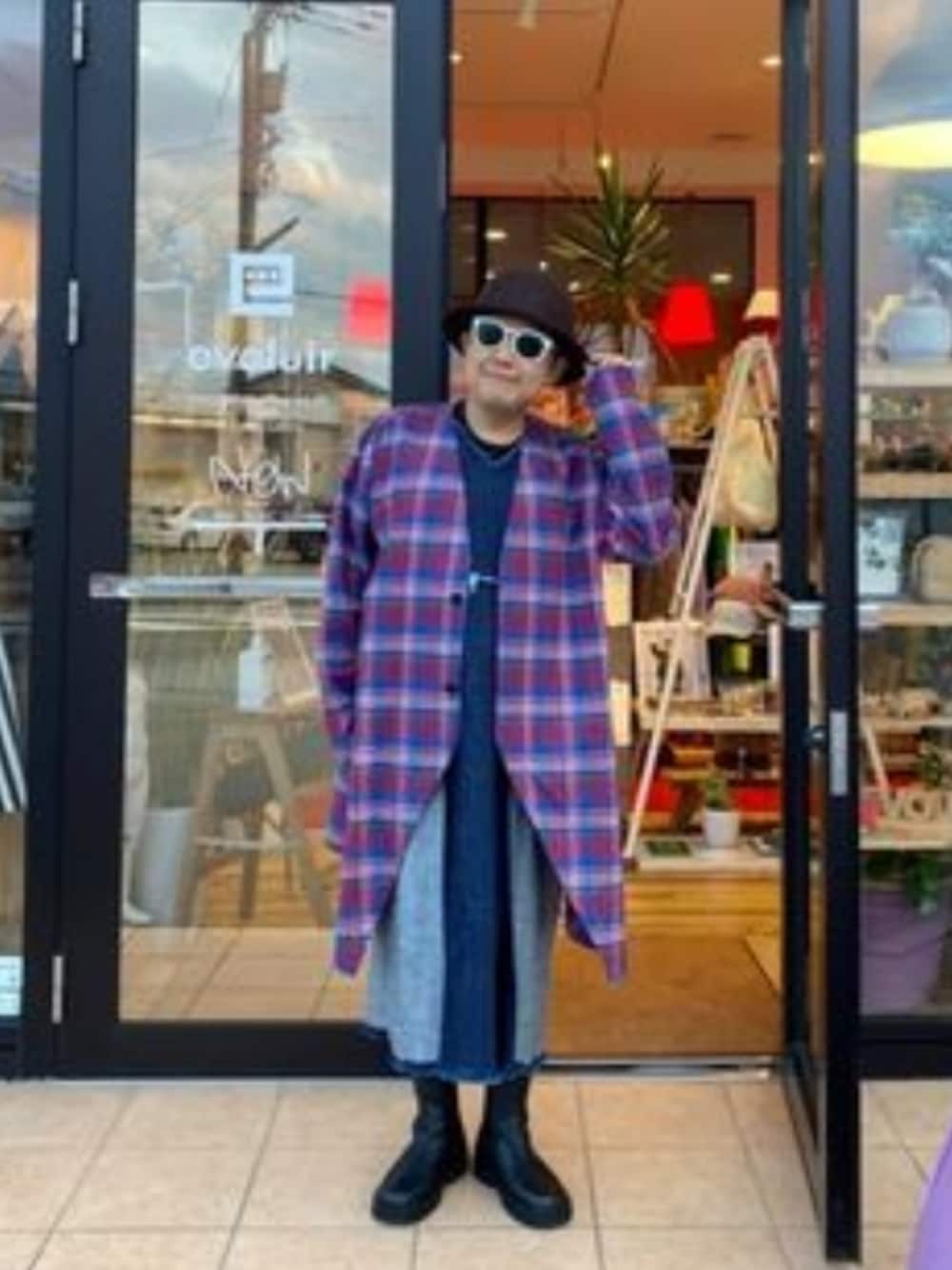 「クリスマスに着たい服、冬コーデ、ノーカラーコート、デニムワンピース、スリットワンピース、チェックコート、タンクソールブーツ、バリスタハット」｜「Shigesato Yanaseのアイテム（ノーカラーコート、レッド系）」を使った、hiro_tさん（メンズ・160cm）の冬コーディネートの1枚目の写真