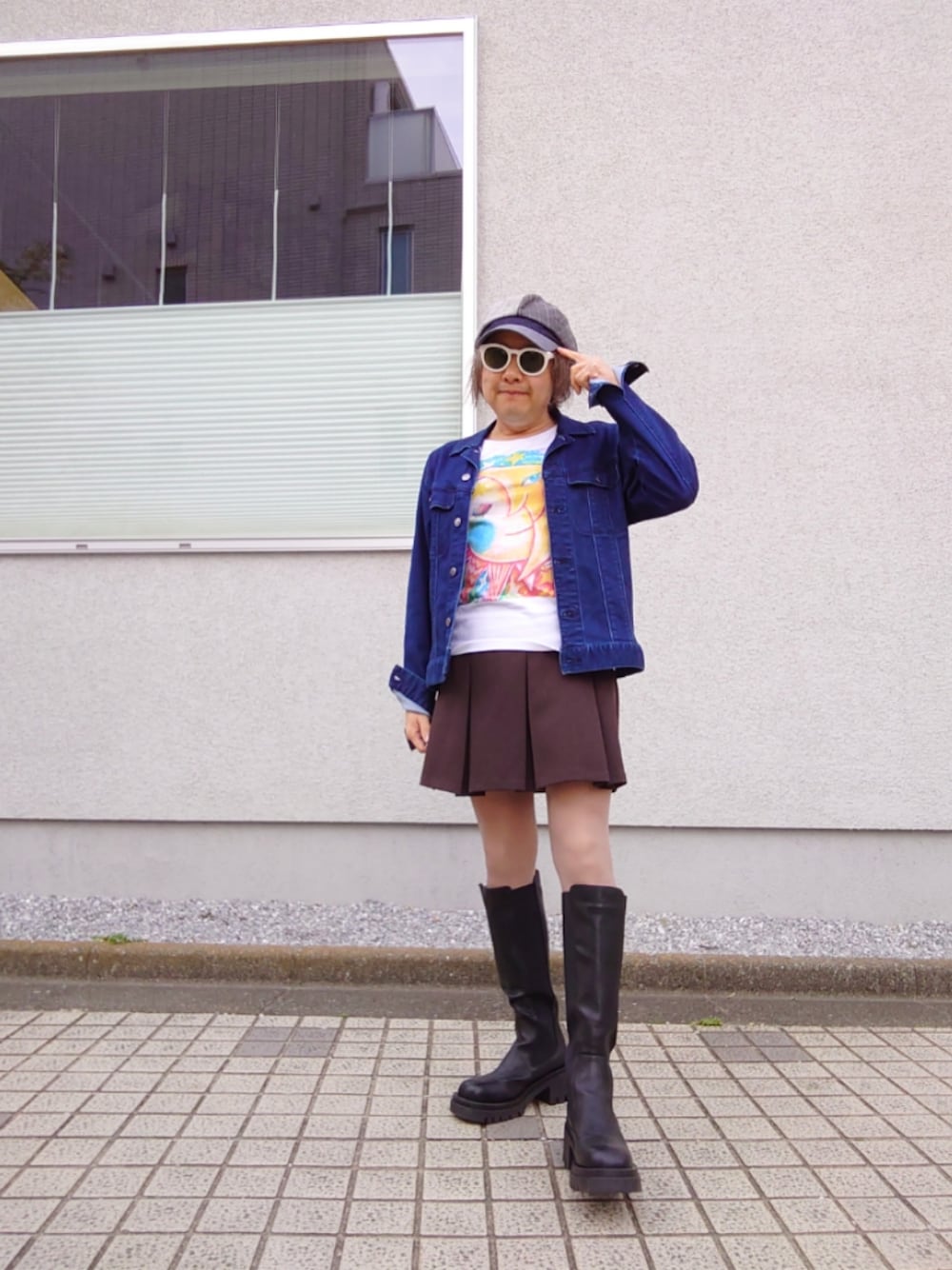 「休日コーデ、大人カジュアル、デニムジャケット、プリーツスカート、ミニスカート、プリントTシャツ、ロングブーツ、サイドゴアブーツ」｜「ORiental TRafficのアイテム（ブーツ、ブラック系）」を使った、hiro_tさん（メンズ・160cm）の春コーディネートの1枚目の写真