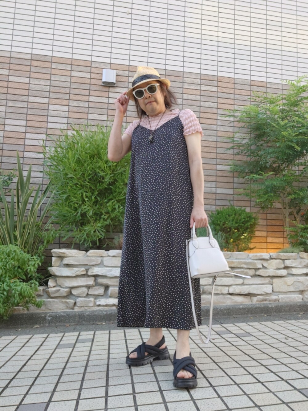 「GU、シャーリングトップス、キャミワンピース、ドット柄ワンピース、中折れハット、サンダル、カジュアルコーデ、夏コーデ」｜「GUのアイテム（ワンピース、ブラック系）」を使った、hiro_tさん（メンズ・160cm）の夏コーディネートの1枚目の写真