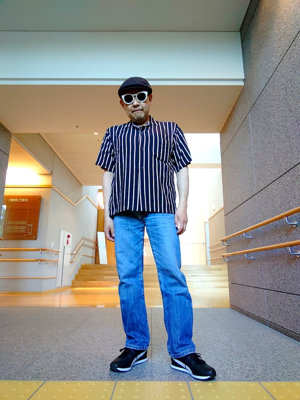 「夏コーデ、カジュアル、デニムパンツ、オープンカラーシャツ、ストライプ、ハンチング、キャスハンチング」｜「GUのアイテム（シャツ/ブラウス、ブラック系）」を使った、hiro_tさん（メンズ・160cm）の夏コーディネートの1枚目の写真