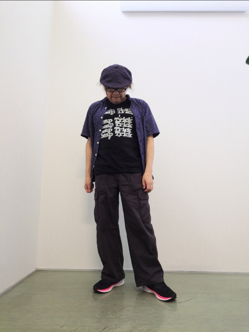 「カジュアルコーデ、ドットシャツ、チープ・トリック、バレルパンツ、カーゴパンツ、ワイドパンツ、ハンチング」｜「GUのアイテム（カーゴパンツ、グレー系）」を使った、hiro_tさん（メンズ・160cm）の秋コーディネートの1枚目の写真