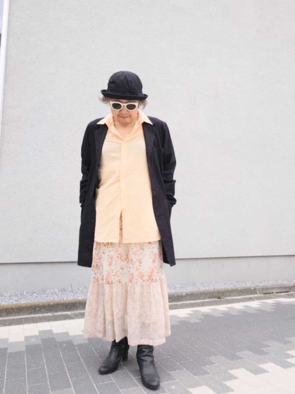 「大人カジュアル、最近のいい感じコーデ、ジャケット、シアーシャツ、花柄スカート、切替スカート、バケットハット、ショートブーツ」｜「GUのアイテム（ブーツ、ブラック系）」を使った、hiro_tさん（メンズ・160cm）の春コーディネートの1枚目の写真