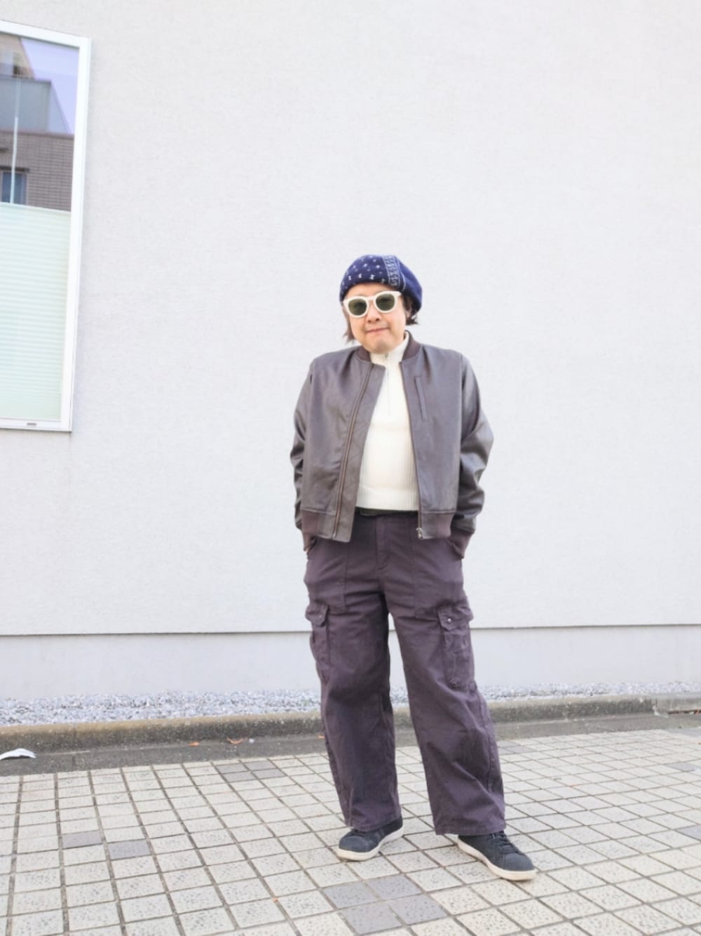 「最近のいい感じコーデ、冬アウター、今日のコーデ、フェイクレザージャケット、バレルレッグパンツ、カーゴパンツ、ハーフジップニット、ベレー帽」｜「GUのアイテム（カーゴパンツ、グレー系）」を使った、hiro_tさん（メンズ・160cm）の冬コーディネートの1枚目の写真