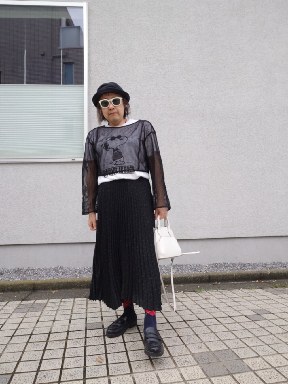 「プチプラ、夏だ！Tシャツ着よう！、メッシュトップス、スヌーピーT、プリーツスカート、ドット柄、バケットハット」｜「UNIQLOのアイテム（スカート、ブラック系）」を使った、hiro_tさん（メンズ・160cm）の夏コーディネートの1枚目の写真