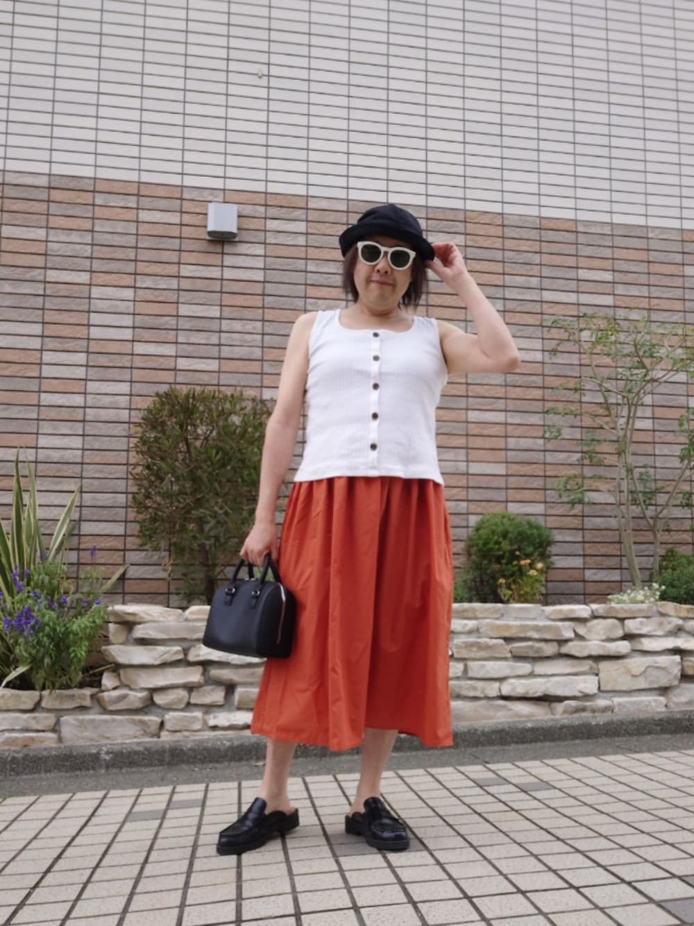 「プチプラ、夏コーデ、ワンピース、タンクトップ、レイヤードスタイル、バケットハット、ローファーサンダル、ミニボストンバッグ」｜「GUのアイテム（サンダル、ブラック系）」を使った、hiro_tさん（メンズ・160cm）の夏コーディネートの1枚目の写真