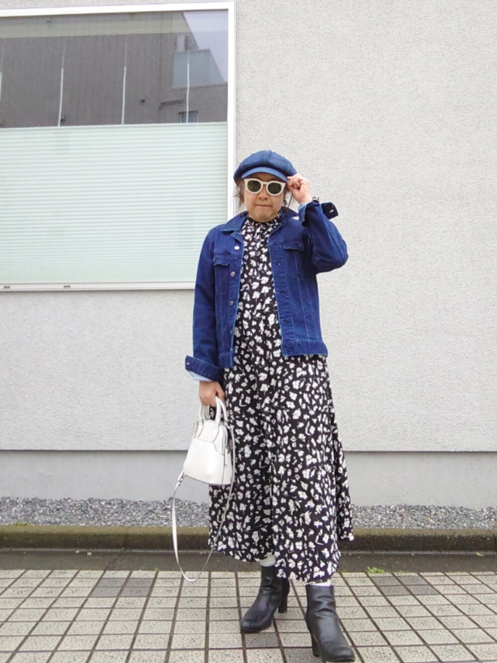 「ファッションを楽しもう、春服コーデ、休日スタイル、花柄ワンピース、デニムジャケット、デニムキャスケット、ショートブーツ」｜「UNFILOのアイテム（シャツワンピース、ブラック系）」を使った、hiro_tさん（メンズ・160cm）の春コーディネートの1枚目の写真