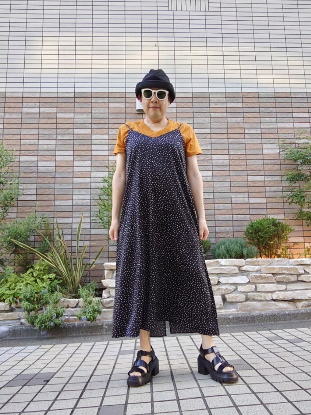 「お出かけコーデ、夏ファッション、夏コーデ、キャミワンピ、ドット、Vネック、ハット、グルカサンダル」｜「GUのアイテム（ワンピース、ブラック系）」を使った、hiro_tさん（メンズ・160cm）の夏コーディネートの1枚目の写真