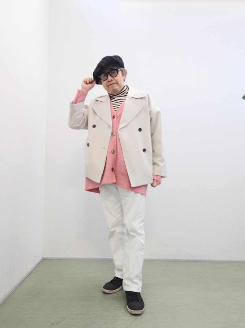 「今日のコーデ、春色、メガネ男子、ピーコート、カーディガン、オーバーサイズ、タートルネックニット、ボーダートップス、ホワイトデニムパンツ、キャスケット、スニーカー」｜「UNIQLOのアイテム（デニムパンツ、ホワイト系）」を使った、hiro_tさん（メンズ・160cm）の冬コーディネートの1枚目の写真