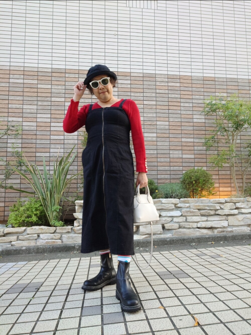 「秋っぽコーデ更新中、GU、ジップアップワンピース、デニムワンピース、フロントジップデニムワンピース、Vネックニット、タンクソールブーツ、バケットハット、カジュアルコーデ、デニム」｜「GUのアイテム（ワンピース、ブラック系）」を使った、hiro_tさん（メンズ・160cm）の秋コーディネートの1枚目の写真