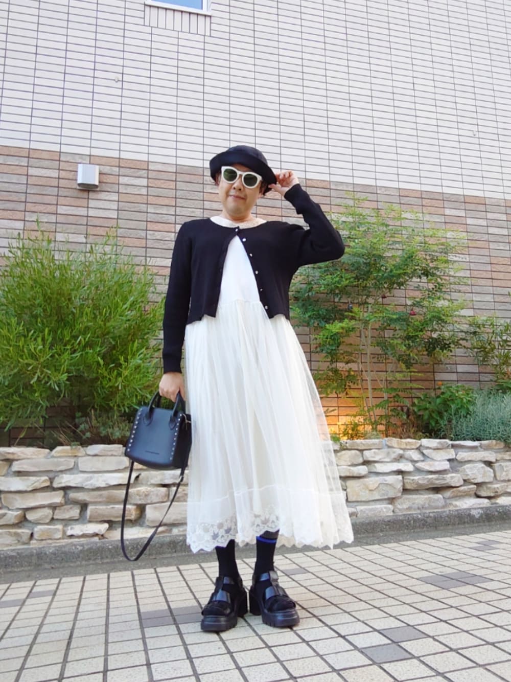 「秋服まるっと大公開、初秋コーデ、カジュアル、チュールワンピース、レースワンピース、白ワンピース、カーディガン、バケットハット、グルカサンダル」｜「n'OrLABELのアイテム（ワンピース、ホワイト系）」を使った、hiro_tさん（メンズ・160cm）の秋コーディネートの1枚目の写真