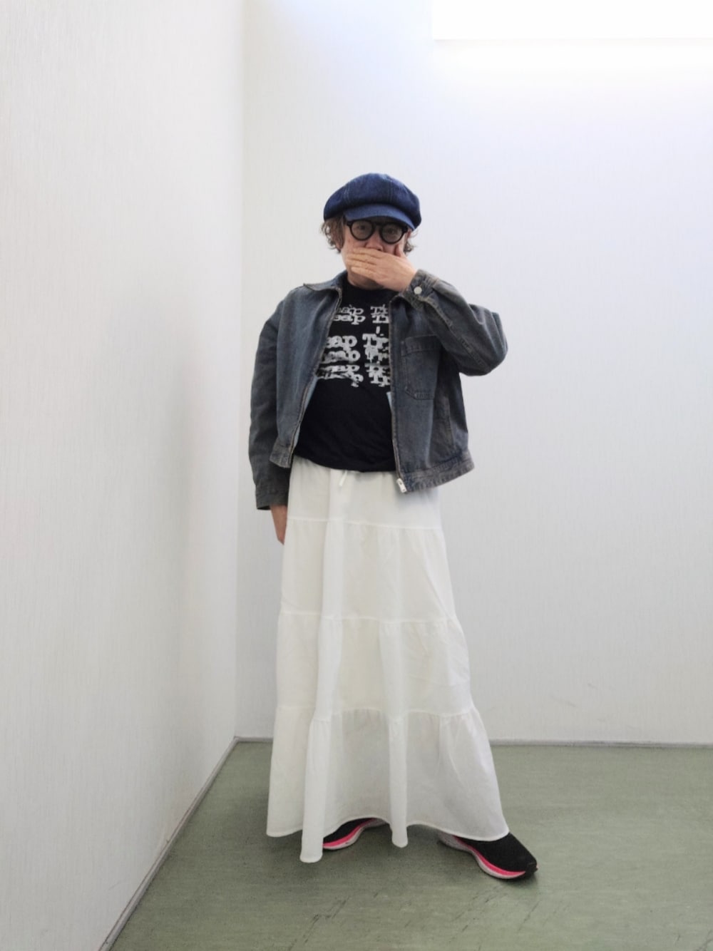 「春めき満開コーデ、春コーデ、デニムジャケット、デニムキャスケット、バンドTシャツ、スニーカー、カジュアルコーデ」｜「GUのアイテム（スカート、ホワイト系）」を使った、hiro_tさん（メンズ・160cm）の春コーディネートの1枚目の写真