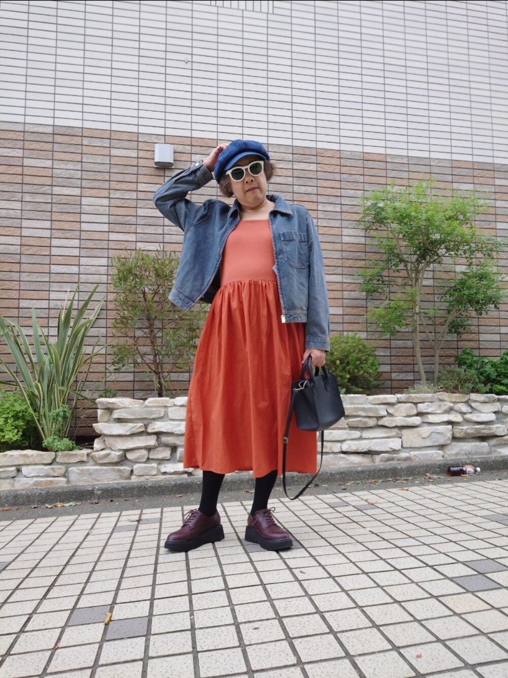 「秋コーデ、GU、シンプルスタイル、ワンピース、デニムジャケット、デニムキャスケット、ユニクロ」｜「UNIQLOのアイテム（ワンピース、オレンジ系）」を使った、hiro_tさん（メンズ・160cm）の秋コーディネートの1枚目の写真