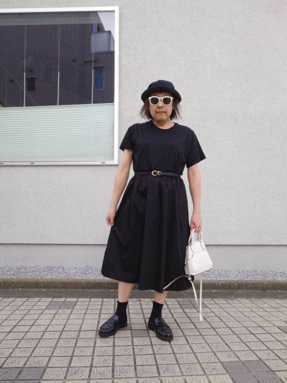 「夏コーデ、大人カジュアル、ワンピース、異素材ワンピース、ウエストマーク、シンプルコーデ、モノトーンコーデ、バケットハット、厚底ローファー」｜「UNIQLOのアイテム（ワンピース、ブラック系）」を使った、hiro_tさん（メンズ・160cm）の夏コーディネートの1枚目の写真