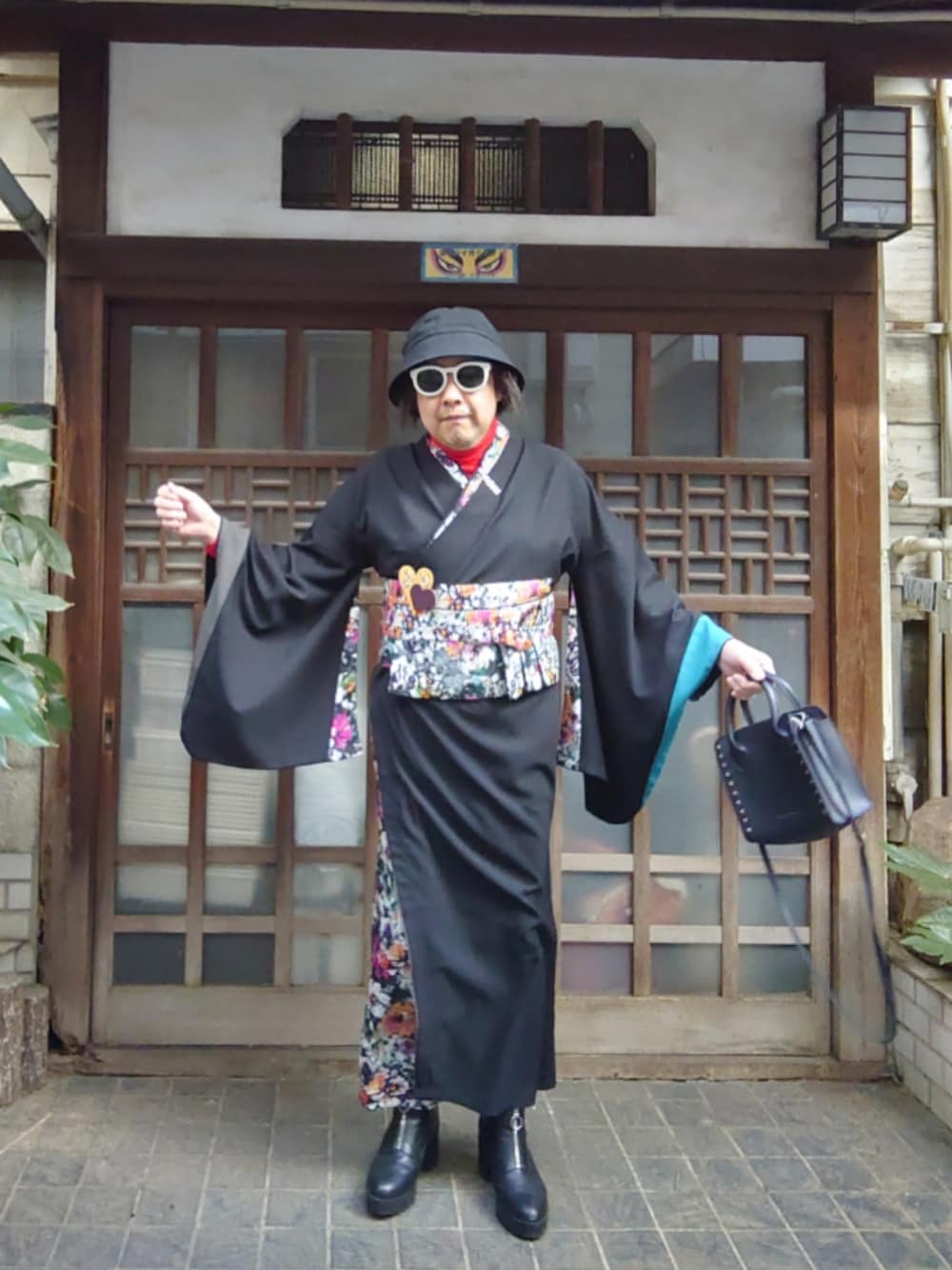 「着物、タートルネックセーター、スリットスカート、バケットハット、フロントジップブーツ、お出かけコーデ」｜「ORiental TRafficのサイドジップショートブーツ/11402（ブーツ、ブラック系）」を使った、hiro_tさん（メンズ・160cm）の冬コーディネートの1枚目の写真