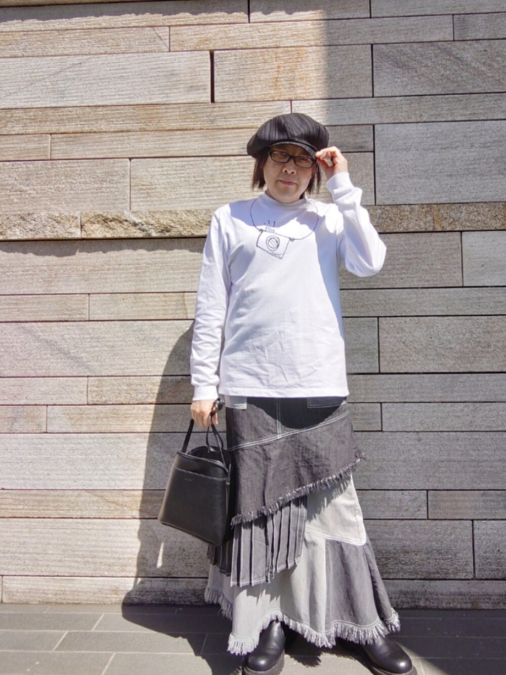 「シンプルコーデ、ロングスリーブTシャツ、デニムスカート、マーメイドスカート、メガネ男子、メガネ女子、キャスケット」｜「kOhAKUのアイテム（デニムスカート、ブルー系）」を使った、hiro_tさん（メンズ・160cm）の春コーディネートの1枚目の写真