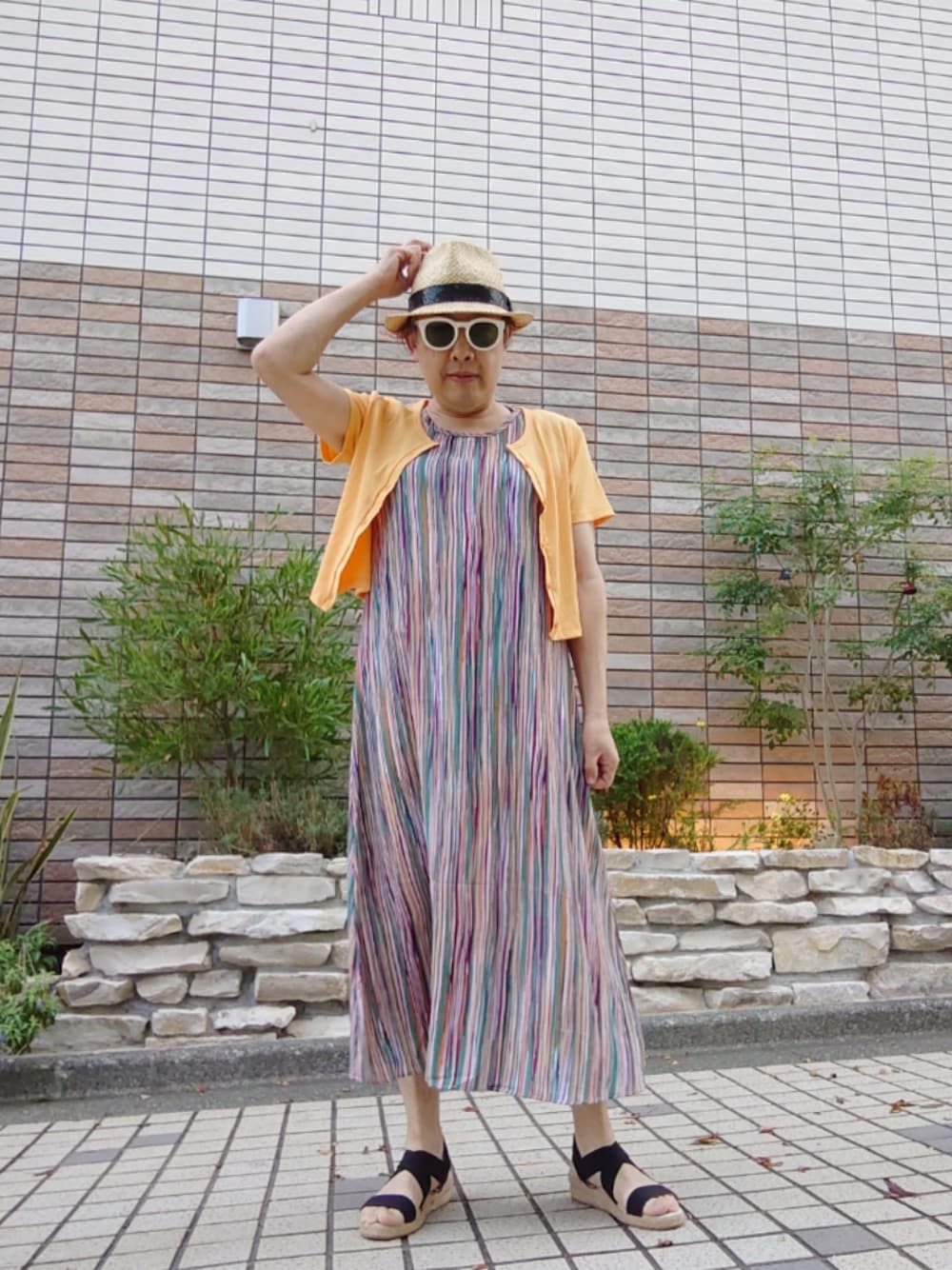 「休日スタイル、シンプルコーデ、ワンピース、コンパクトカーディガン、コンパクトトップス、ストローハット、クロスストラップサンダル、ストライプ、ノースリーブワンピース」｜「antiquaのアイテム（ワンピース、その他）」を使った、hiro_tさん（メンズ・160cm）の夏コーディネートの1枚目の写真