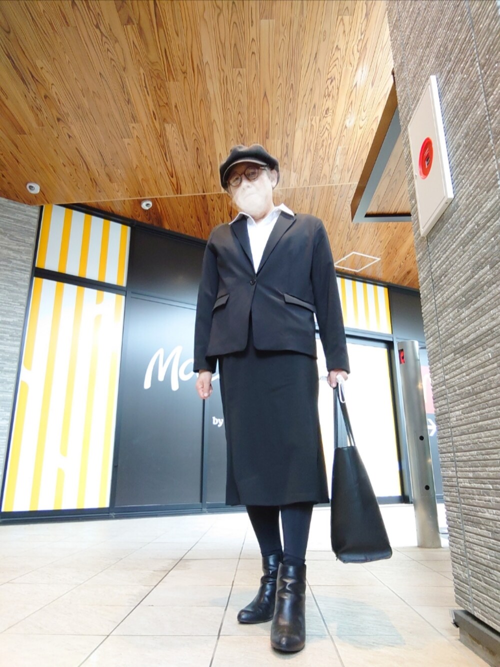 「セットアップ、テーラードジャケット、スカート、ショートブーツ、キャスケット、白ブラウス、仕事服」｜「GUのアイテム（テーラードジャケット、ブラック系）」を使った、hiro_tさん（メンズ・160cm）の秋コーディネートの1枚目の写真