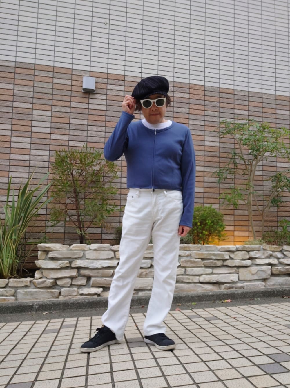 「秋っぽコーデ更新中、カジュアル、ダブルジップカーディガン、デニムパンツ、白パンツ、キャスケット、スニーカー」｜「UNIQLOのアイテム（デニムパンツ、ホワイト系）」を使った、hiro_tさん（メンズ・160cm）の秋コーディネートの1枚目の写真