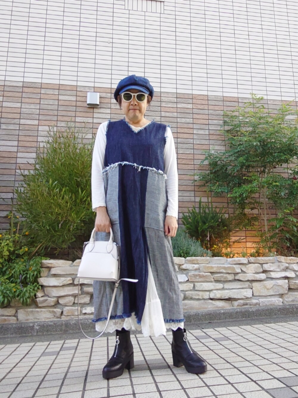 「重ね着ベストシーズン、休日コーデ、デニムワンピース、レースワンピース、デニムキャスケット、フロントジップブーツ、ワンピースレイヤード」｜「NON TOKYOのアイテム（ワンピース、ブルー系）」を使った、hiro_tさん（メンズ・160cm）の秋コーディネートの1枚目の写真