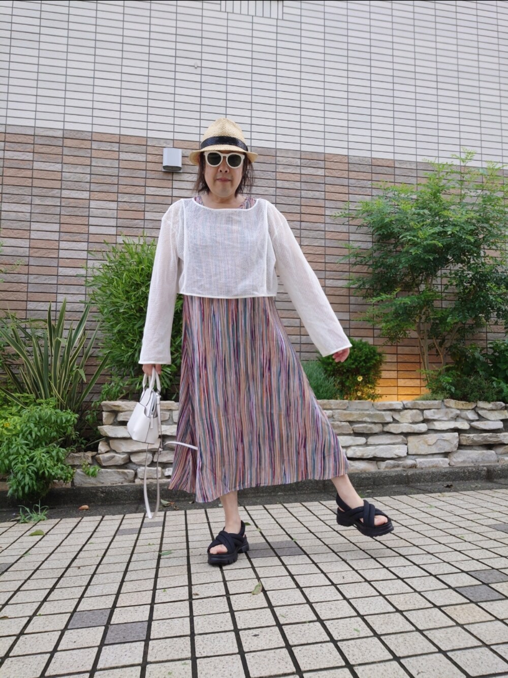 「休日コーデ、カジュアルコーデ、メッシュトップス、タンクワンピース、ワンピースコーデ、マルチストライプ、中折れハット、サンダル」｜「GUのアイテム（Tシャツ/カットソー、ホワイト系）」を使った、hiro_tさん（メンズ・160cm）の夏コーディネートの1枚目の写真